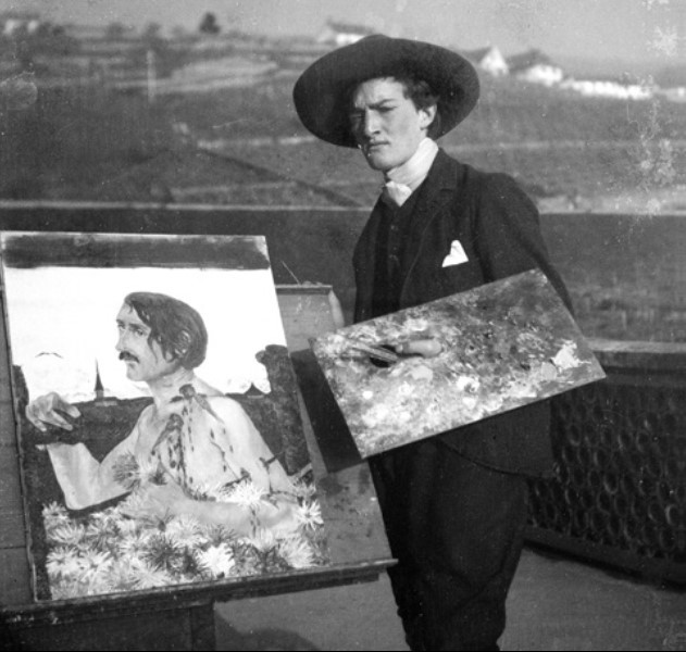 Mario Segantini posant devant un portrait de William Ritter, son ami, sur la terrasse de Monruz vers 1900.