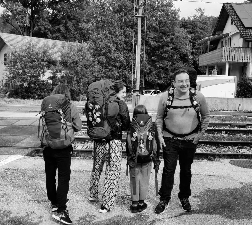 La famille Karakash sur le quai de gare, à Môtiers, à l'heure du grand départ.