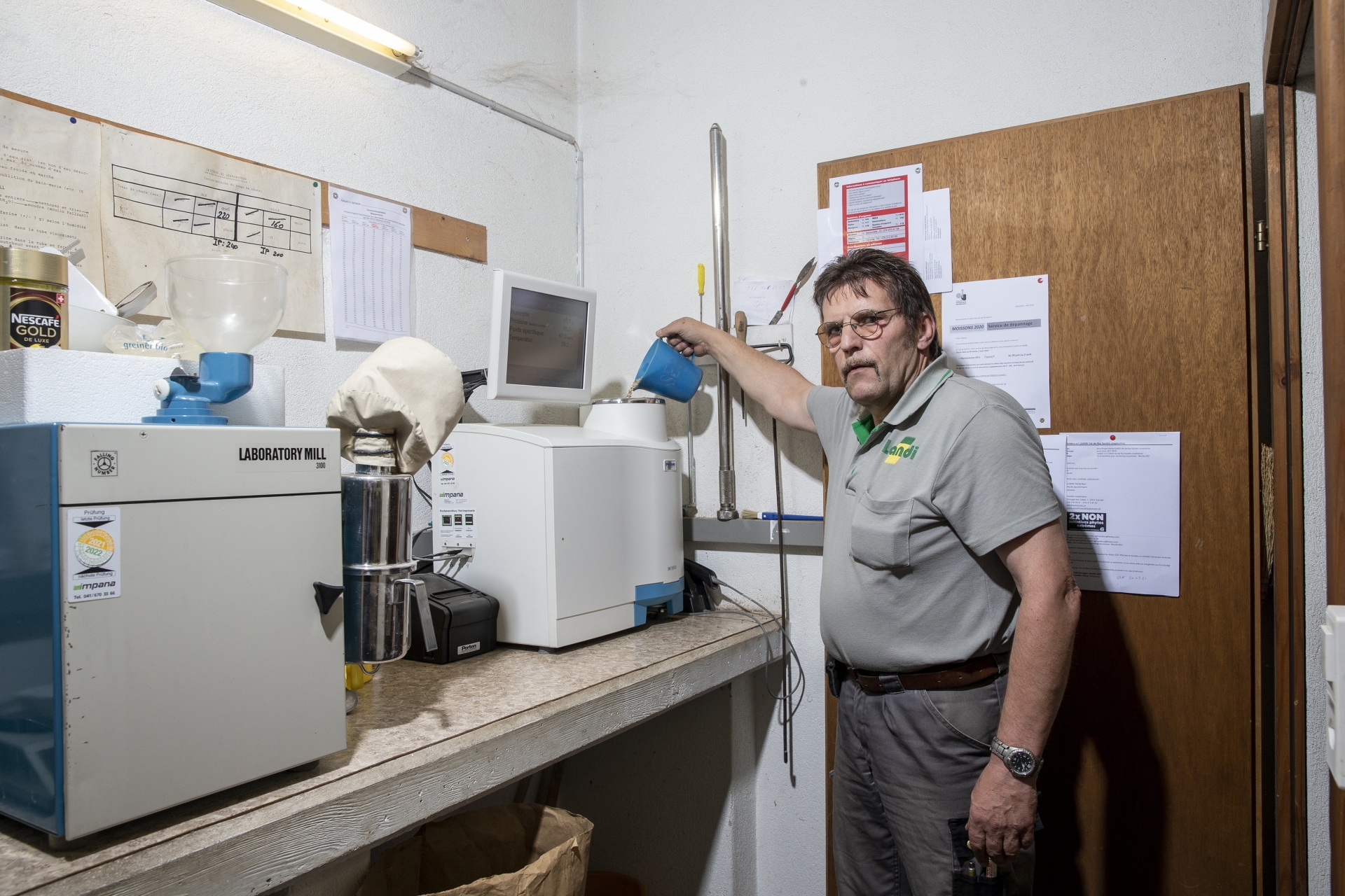Eric Steudler analyse un échantillon de colza avant de procéder à la collecte.