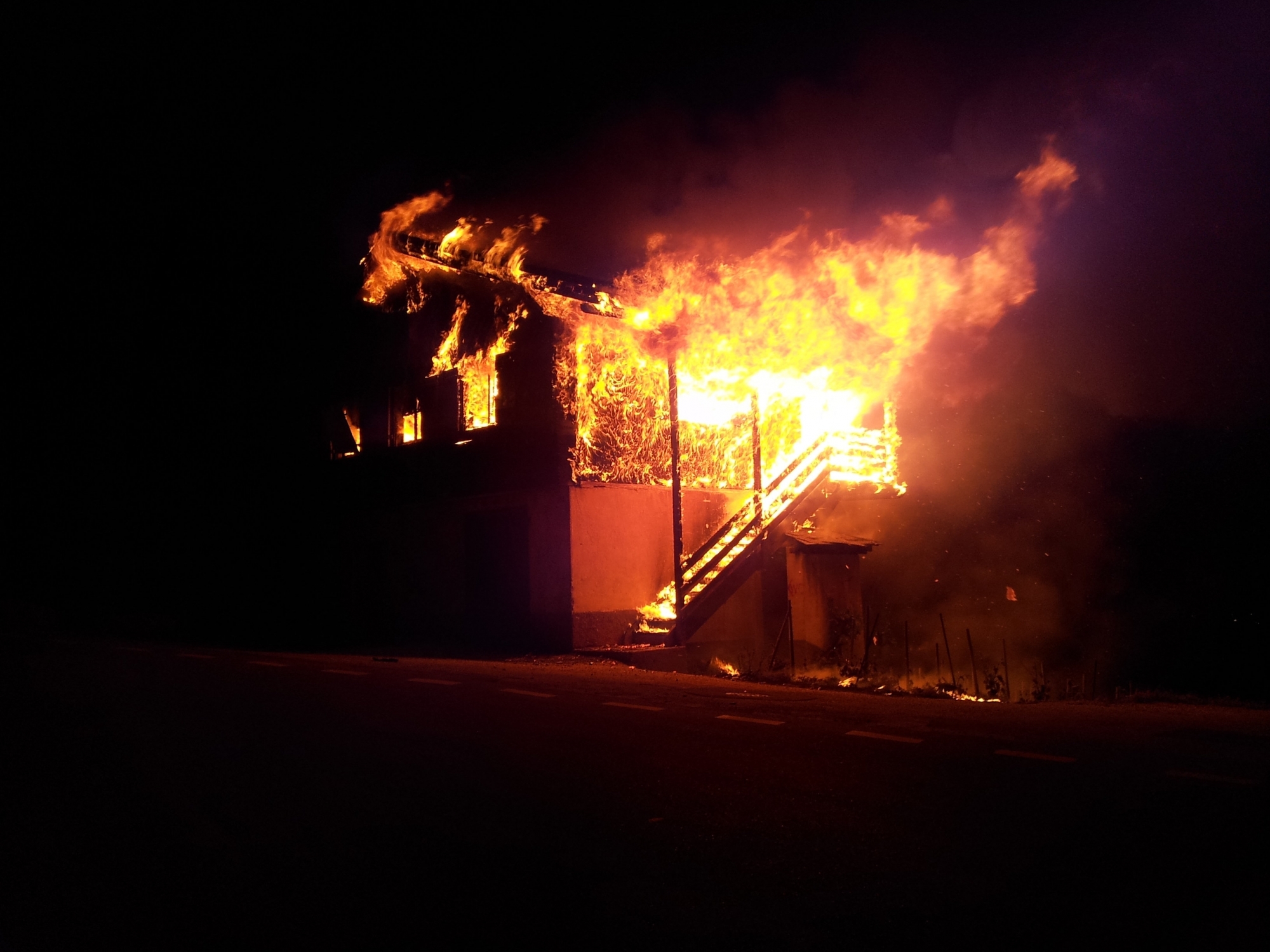 La ferme dans le village de Cortébert a été ravagée par les flammes en janvier 2021. 45 veaux avaient perdu la vie dans l'incendie (image d'illustration).
