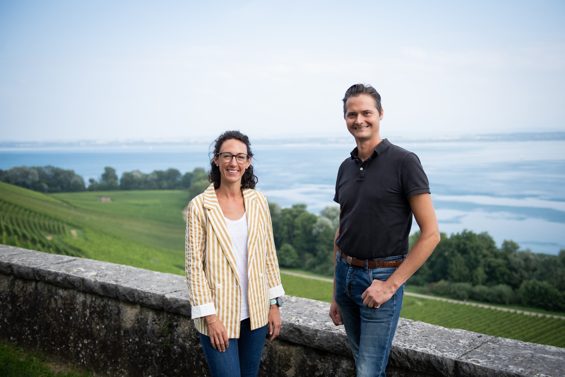 Annie Rossi et Sébastien Kehrli, du domaine Grisoni, ont reçu le prix Ambassadeur dans le magnifique cadre de l’abbaye de Bevaix.