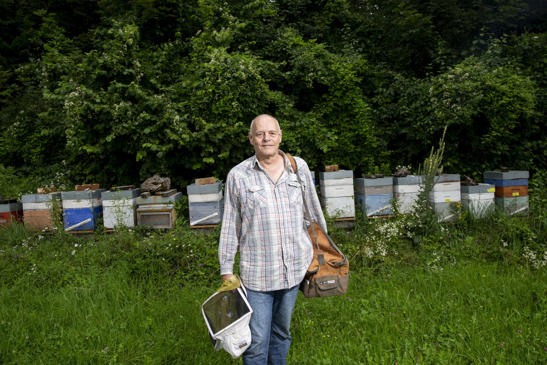 L’apiculteur Jean-Claude Meier, ici devant ses ruches labellisées bio à l’Abbaye de Fontaine-André, à Neuchâtel, ne peut que constater ses maigres récoltes cette année.