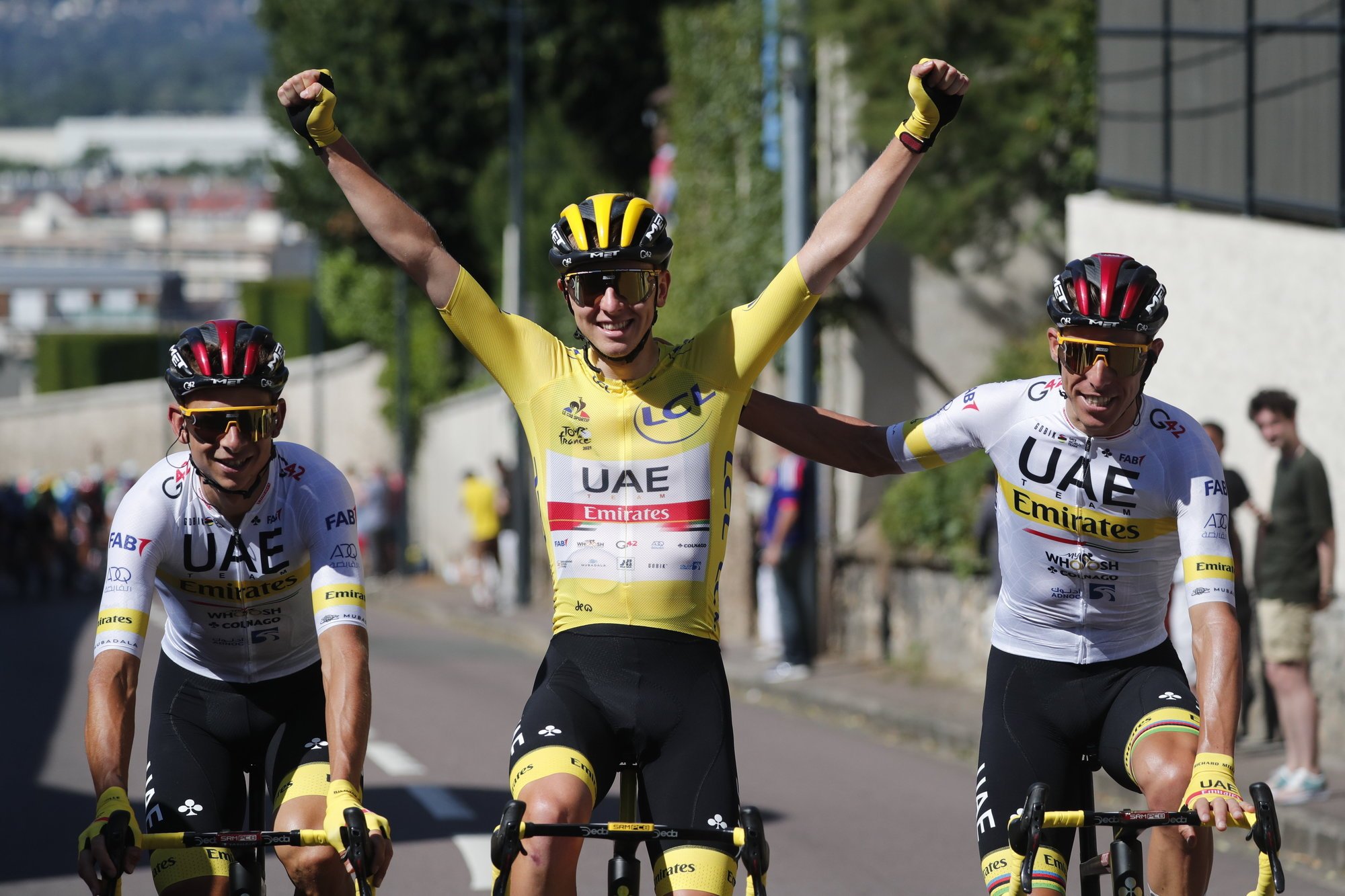 Tadej Pogacar (en jaune) remporte son deuxième Tour de France