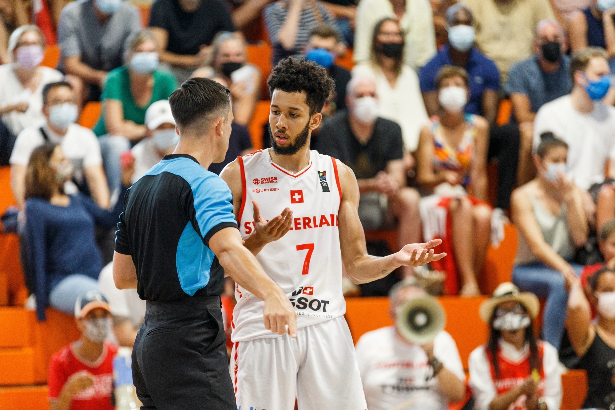 Selim Fofana, ici en discussion avec l’arbitre, a livré de bonnes prestations avec l'équipe de Suisse lors des matches amicaux.