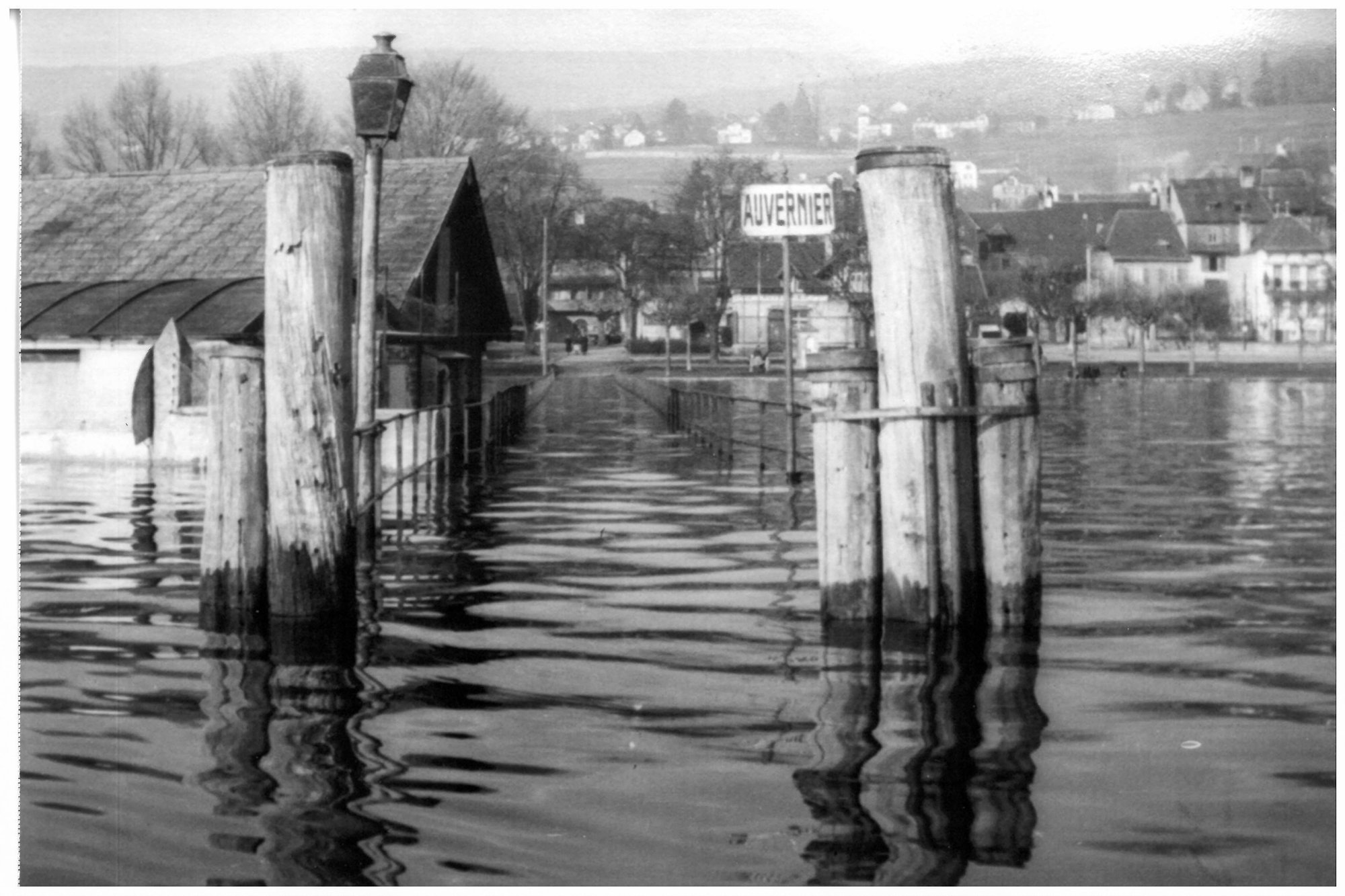 Une vue originale de la crue sur le débarcadère d’Auvernier en décembre 1944.