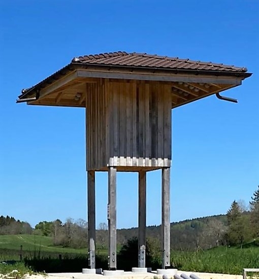 La tour à hirondelles installée aux Breuleux peut accueillir jusqu'à 200 nids.