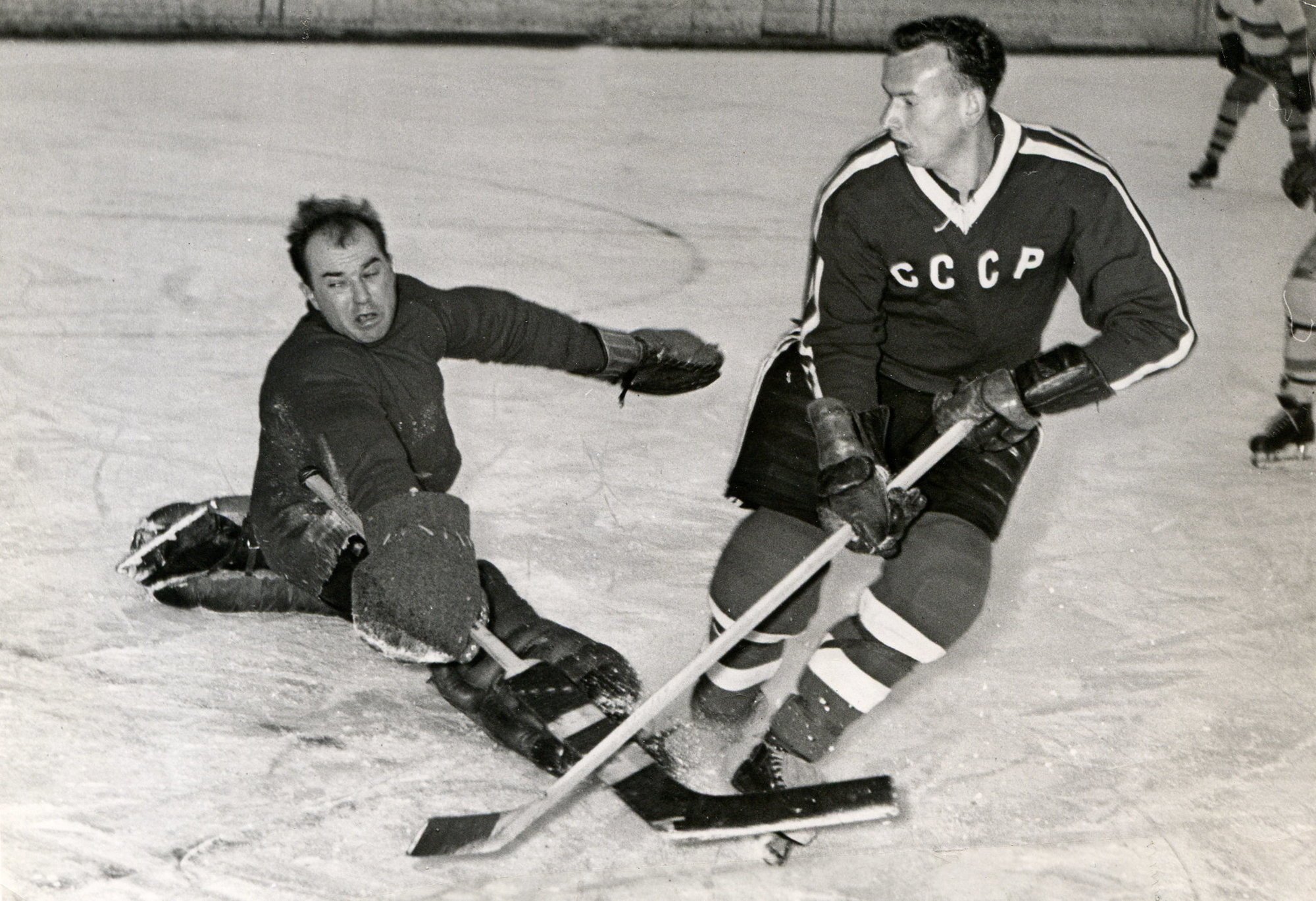 Roland Badertscher, au poste de gardien, lors d'un match contre les juniors de l'URSS en 1955 aux Mélèzes.
