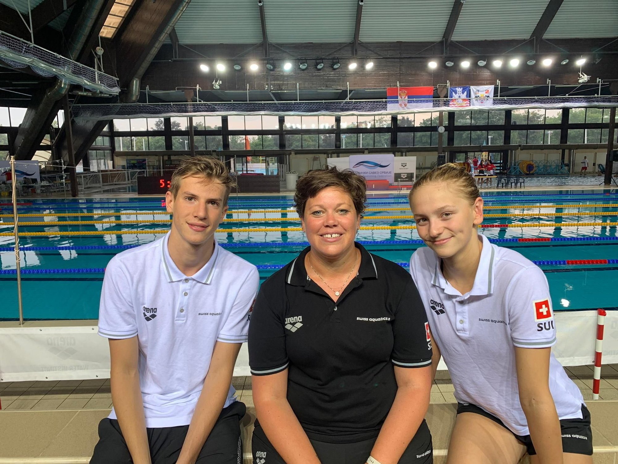 Dario Marcone et Manon Richard entourent Cylia Gueguen-Vabre, la coach de la délégation Suisse. (Photo SP).