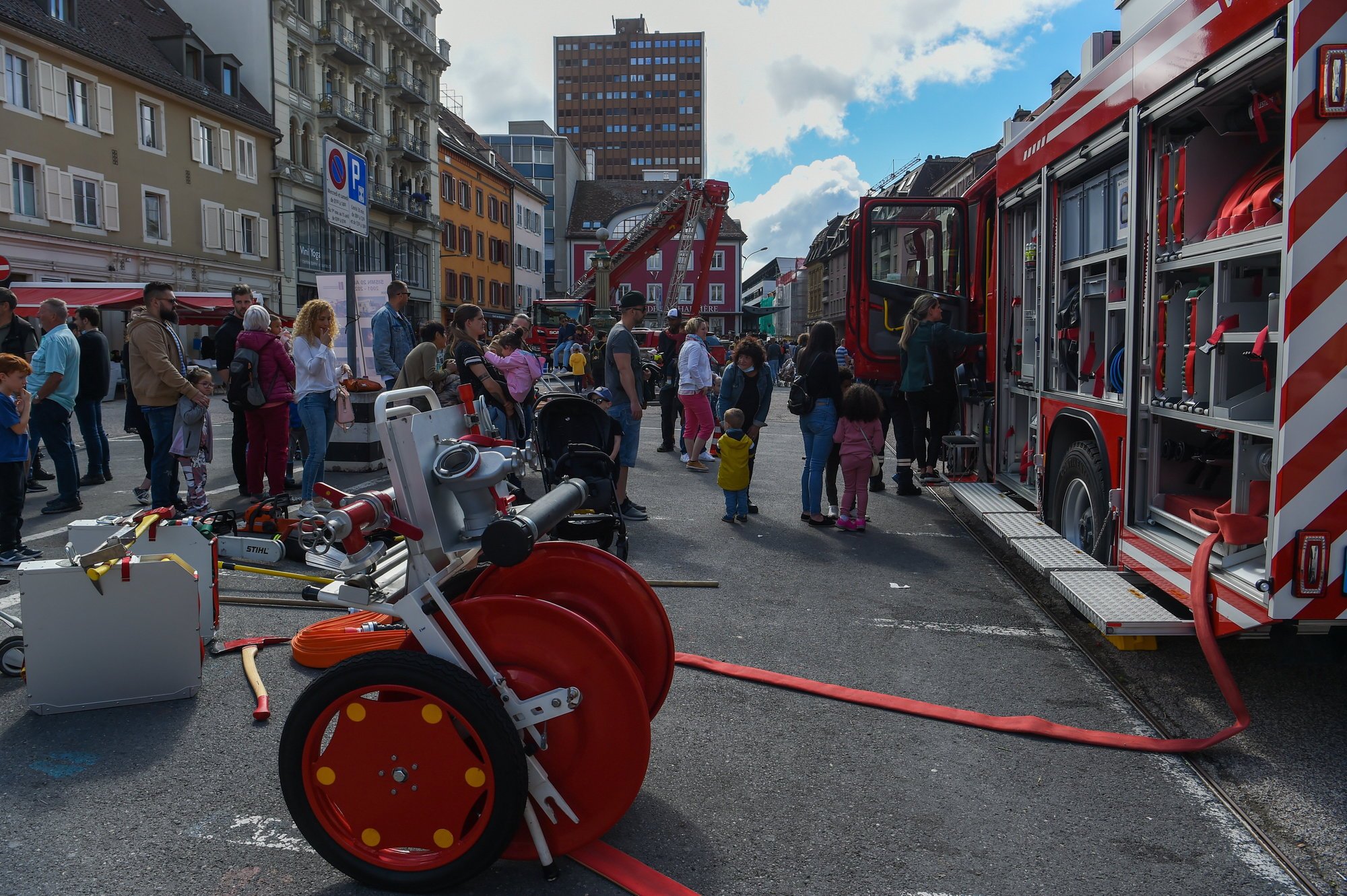 C'est sur la place du Marché de La Chaux-de-Fonds que le SIS des Montagnes neuchâteloises a fêté ses 20 ans avec le public.