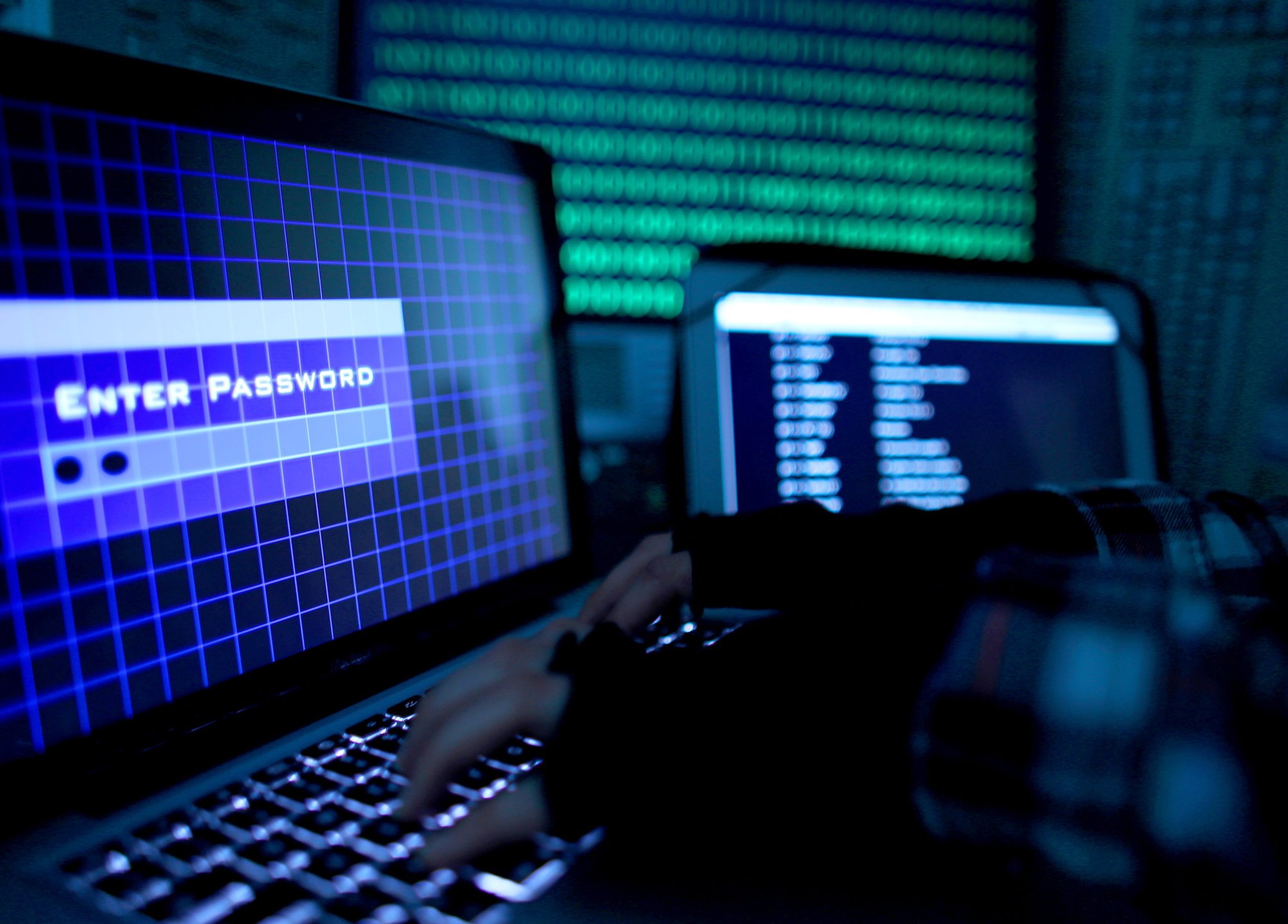 Les hackers tentent d'exploiter les failles de sécurité des systèmes informatiques.