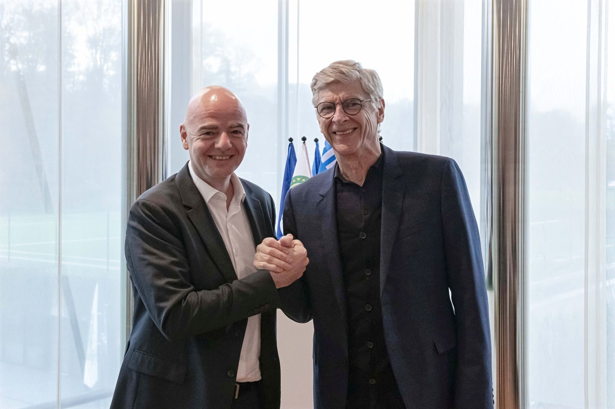 Gianni Infantino, le président de la Fifa (à gauche) et Arsène Wenger, directeur du développement du football mondial.