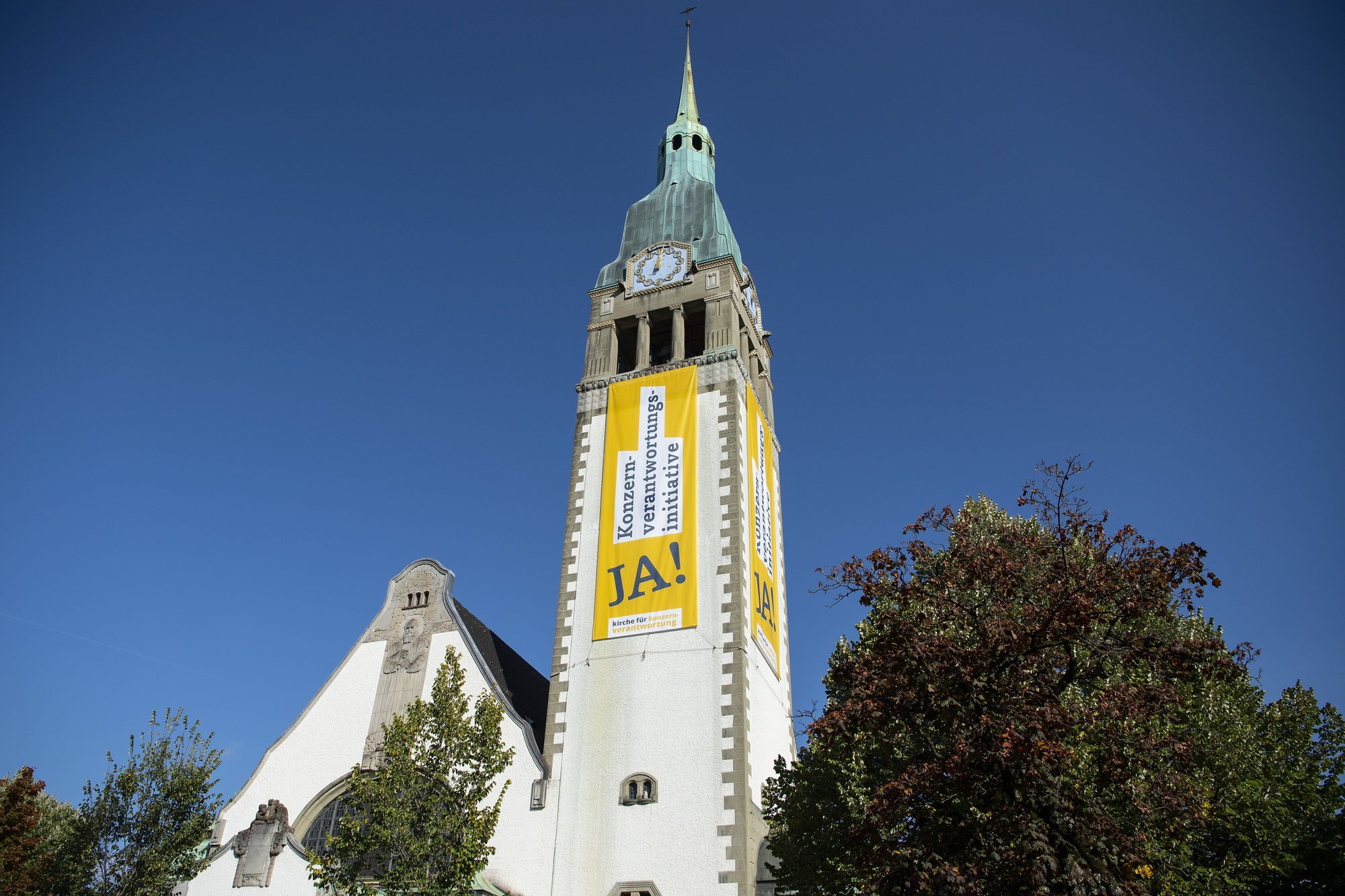 Une bannière en faveur de l'initiative sur les multinationales responsables a été posée en octobre 2020 sur l'église réformée Saint-Paul, à Berne.