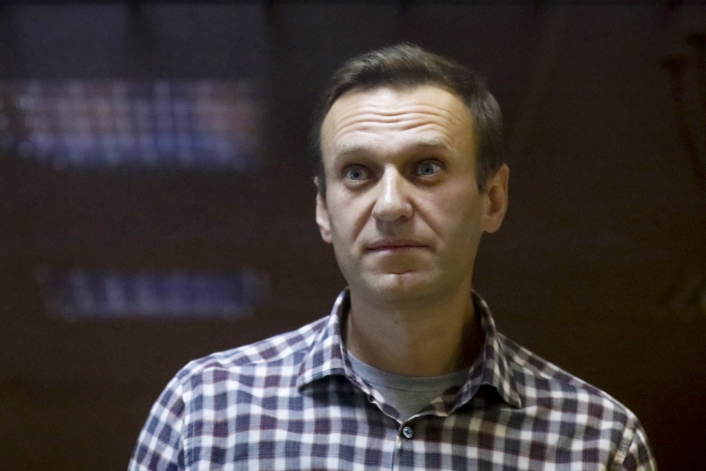 Navalny détaille le déroulement de ses journées, principalement consacrées selon lui au visionnage de la télévision d'Etat russe ou à des films de propagande (archives).