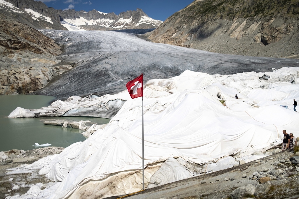 En Suisse, l'opération a été lancée mardi devant le Glacier du Rhône, en partie bâché pour ralentir sa fonte.