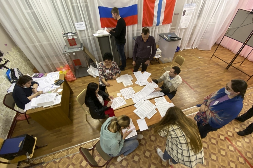 Les membres d'une commission électorale comptent les bulletins de vote dans le village de Nikolayevka, près d'Omsk.