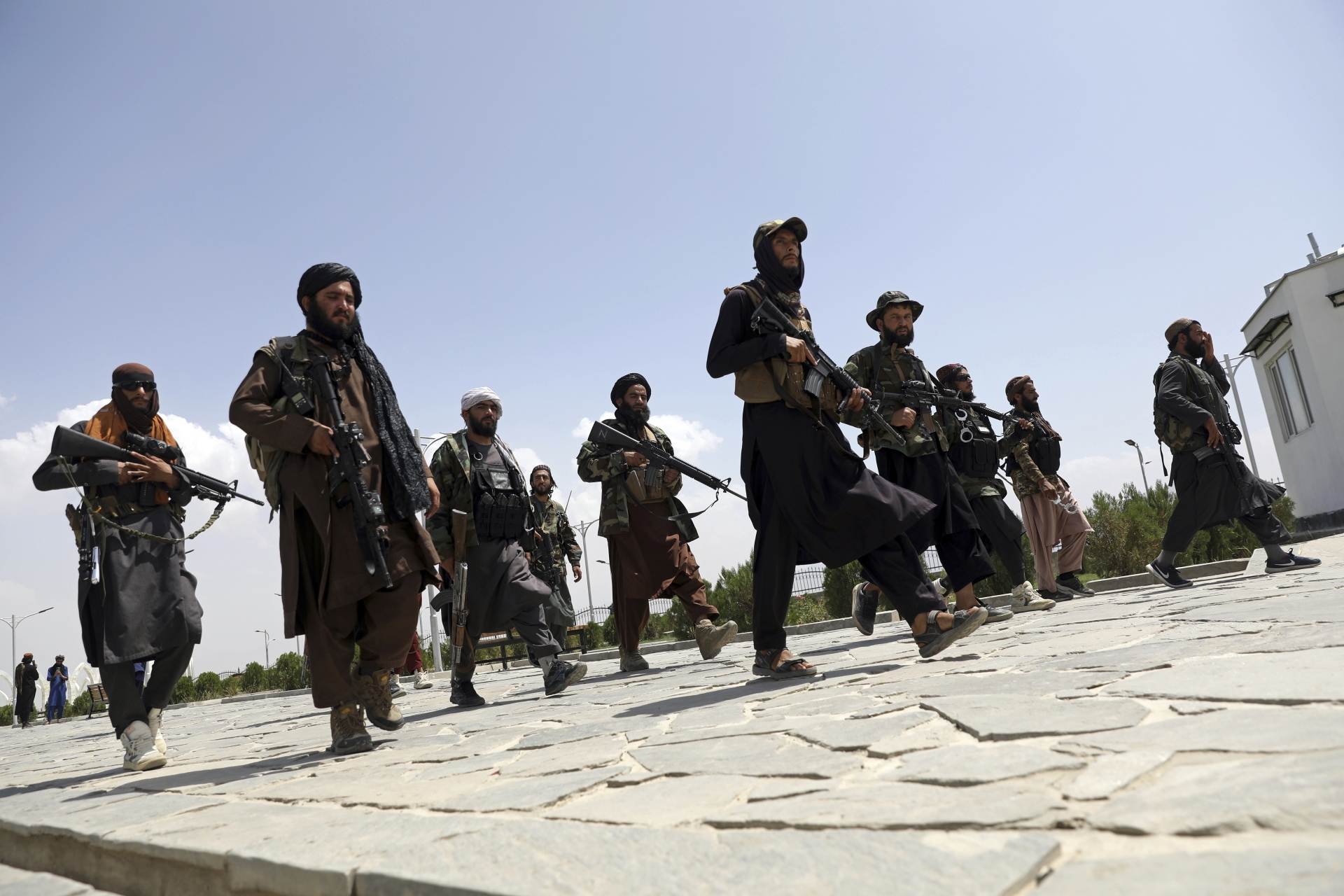 Nicolas Rousseau s'étonne des réactions des chancelleries occidentales. Ici, des combattants talibans patrouillant à Kaboul, le 19 août 2021.