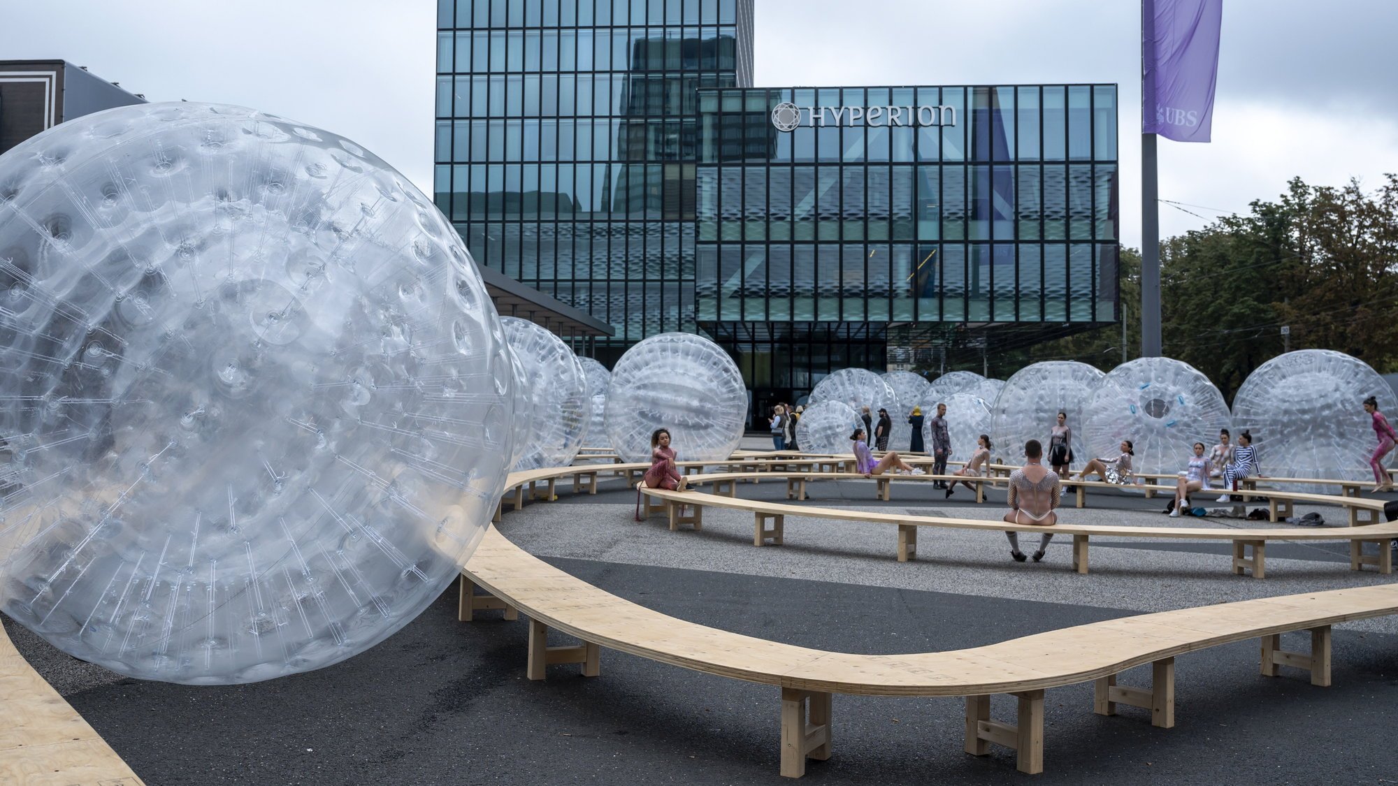 A Bâle, la place de la Foire retrouve de l'animation grâce à Art Basel.