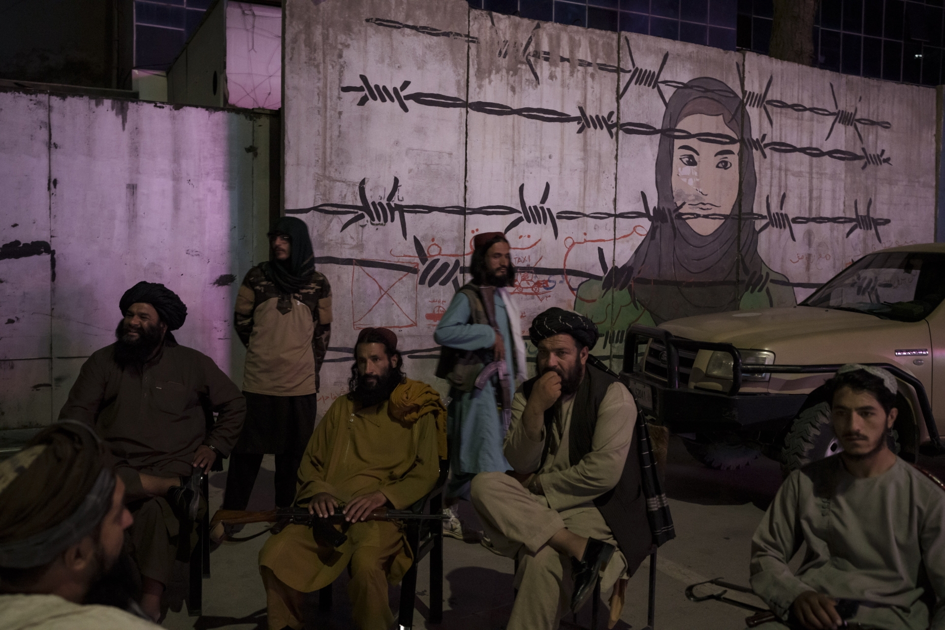 «Une femme afghane qui refuse (…) de voir un de ses enfants amputé d’une main s’il chaparde, obéit-elle vraiment à quelque précepte importé?», demande Nicolas Rousseau. Photo: des talibans à Kaboul le 21 septembre 2021.