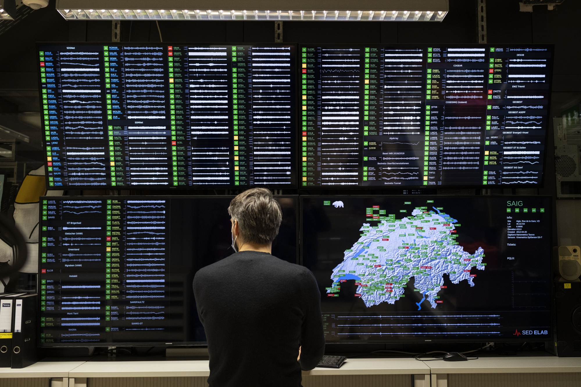 Ein Mitarbeiter Schweizerischen Erdbebendienst, SED, ueberwacht eine Statusuebersicht verschiedener seismischer Stationen auf einem Bildschirm, fotografiert am 14. Januar 2021 in Zuerich. Der Schweizerische Erdbebendienst an der ETH Zuerich ist die Fachstelle des Bundes fuer Erdbeben. Seine Aktivitaeten sind in das eidgenoessische Massnahmenprogramm Erdbebenvorsorge eingebunden. (KEYSTONE/Christian Beutler)