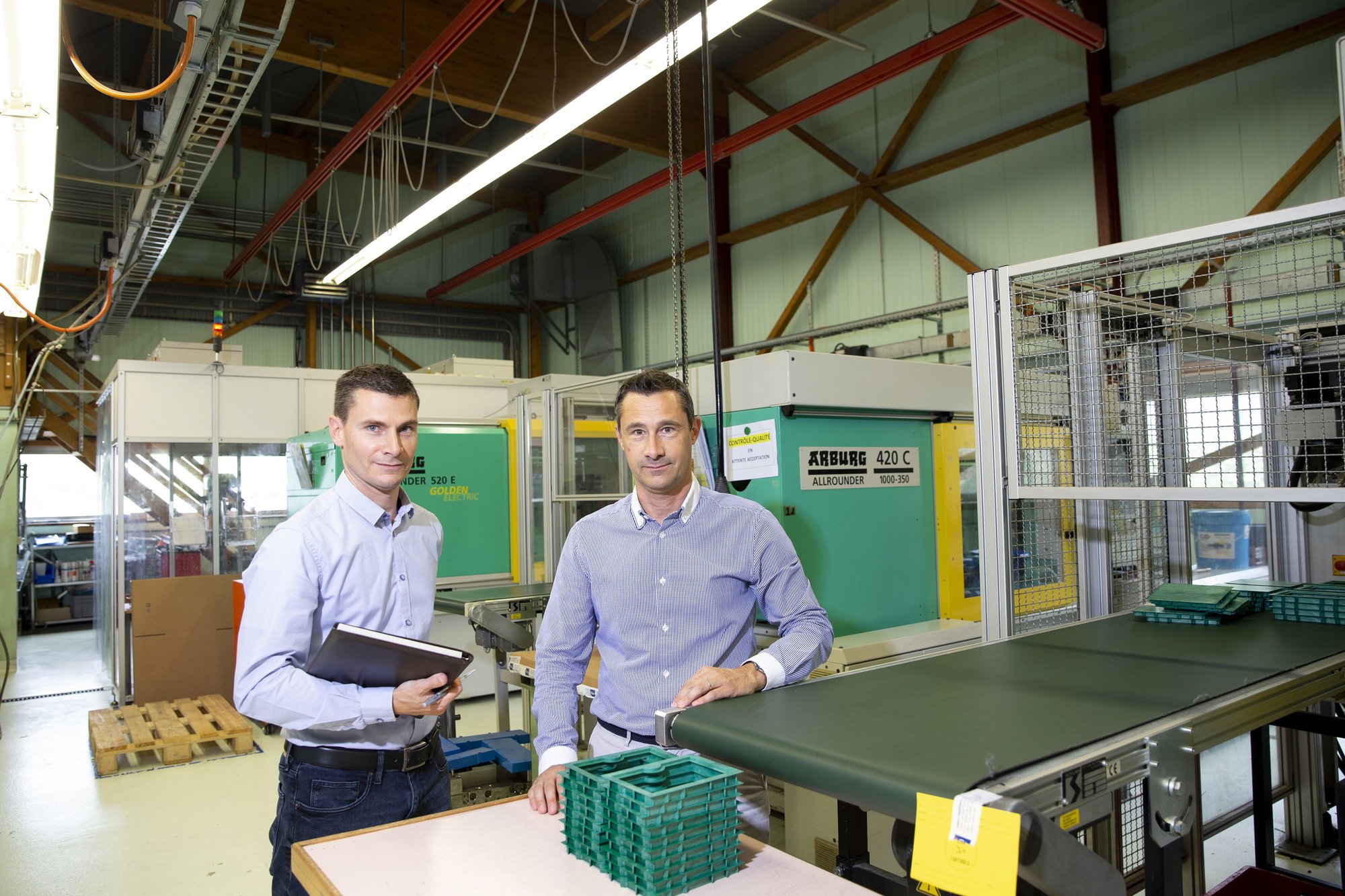 Sébastien Jacot (à gauche), directeur financier et Christophe Jacot, directeur d'Admo Plastique. La société façonne 80 tonnes de plastique par an.