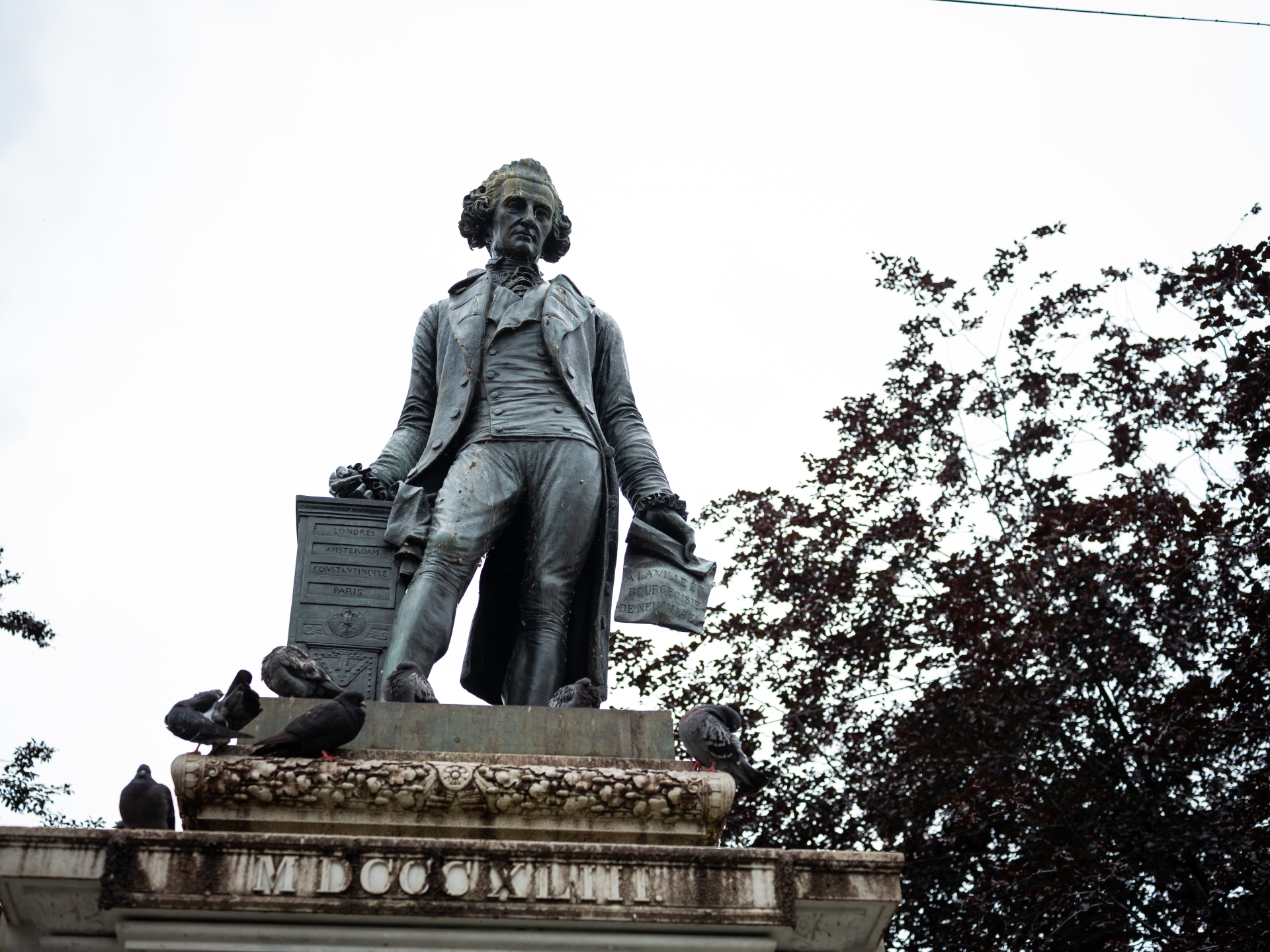 La statue de David de Pury et ses pigeons...