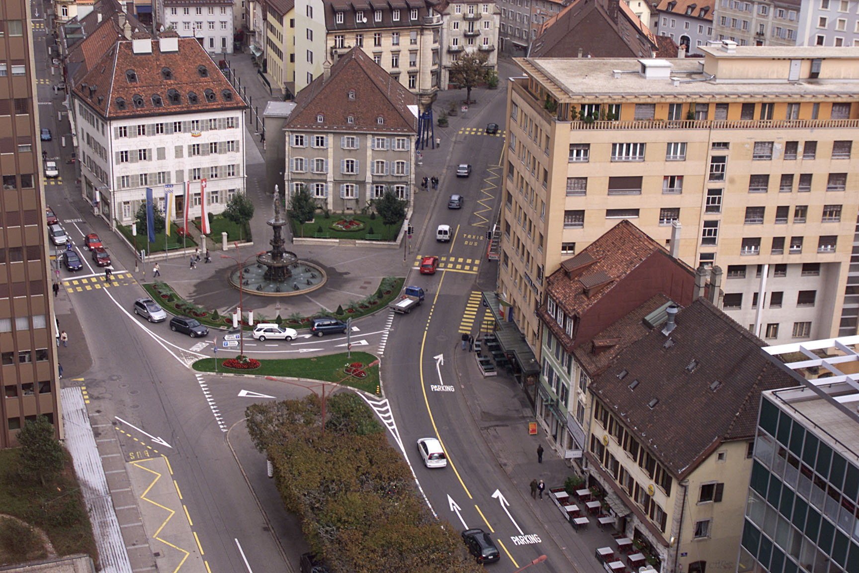 En 2003, le Conseil communal imagine un Pod à une voie de circulation et limité à 20 km/h entre la Grande Fontaine et la rue du Casino. L’année suivante, la population balaie le projet.