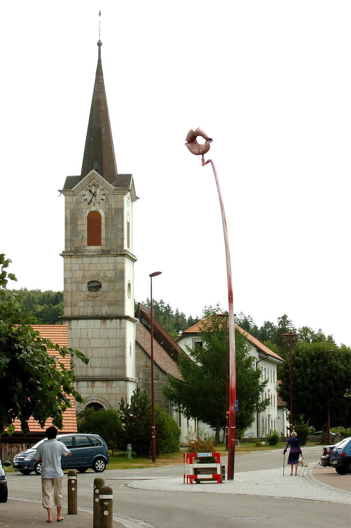 Le «Bec sur Lajoux», en aluminium et haut de 12 mètres, est planté au centre du village de Lajoux, entre le bistrot et l’église.