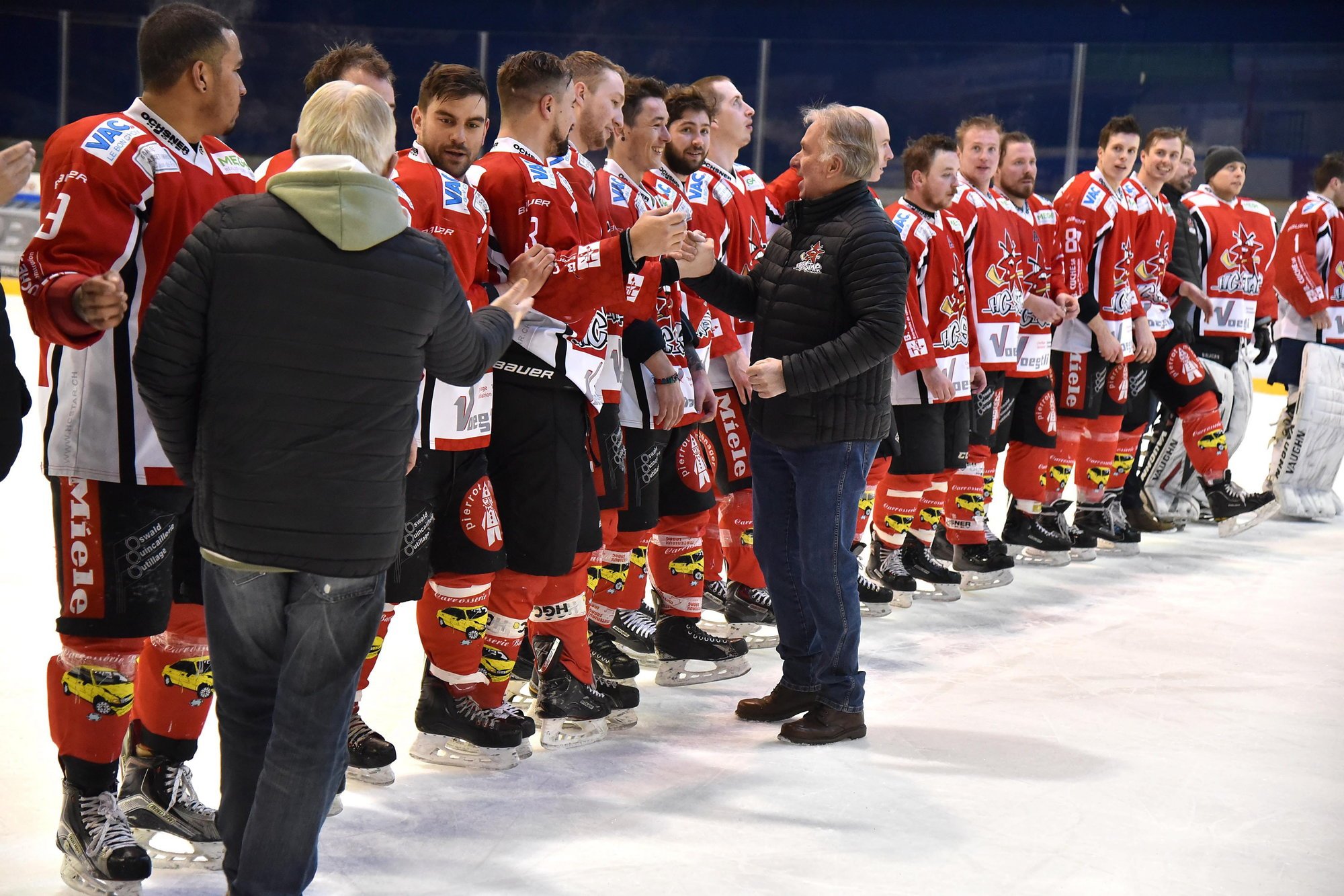 Bertrand Cuche, président du HC Star Chaux-de-Fonds, félicite ses joueurs pour leur titre de champion romand de deuxième ligue (mars 2019).