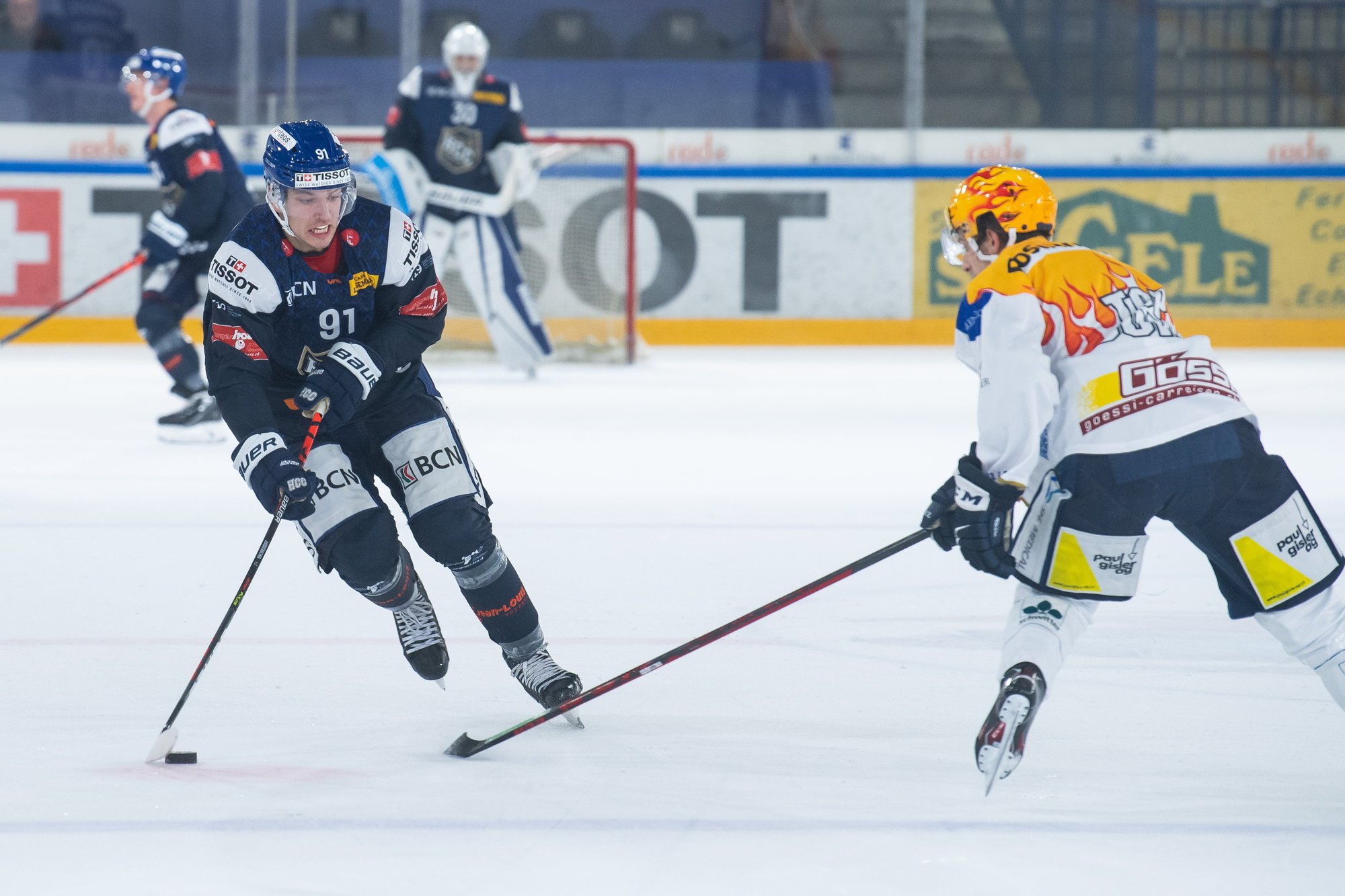 L'attaquant du HCC d'origine lettone Toms Andersons, face au top-scorer de Zoug Academy.