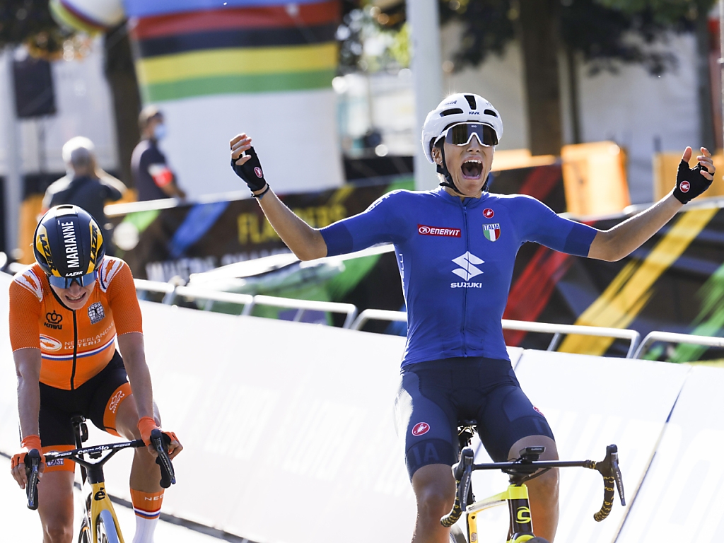 LÎtalienne Elisa Balsamo terrasse la Néerlandaise Marianne Vos sur la ligne d'arrivée.