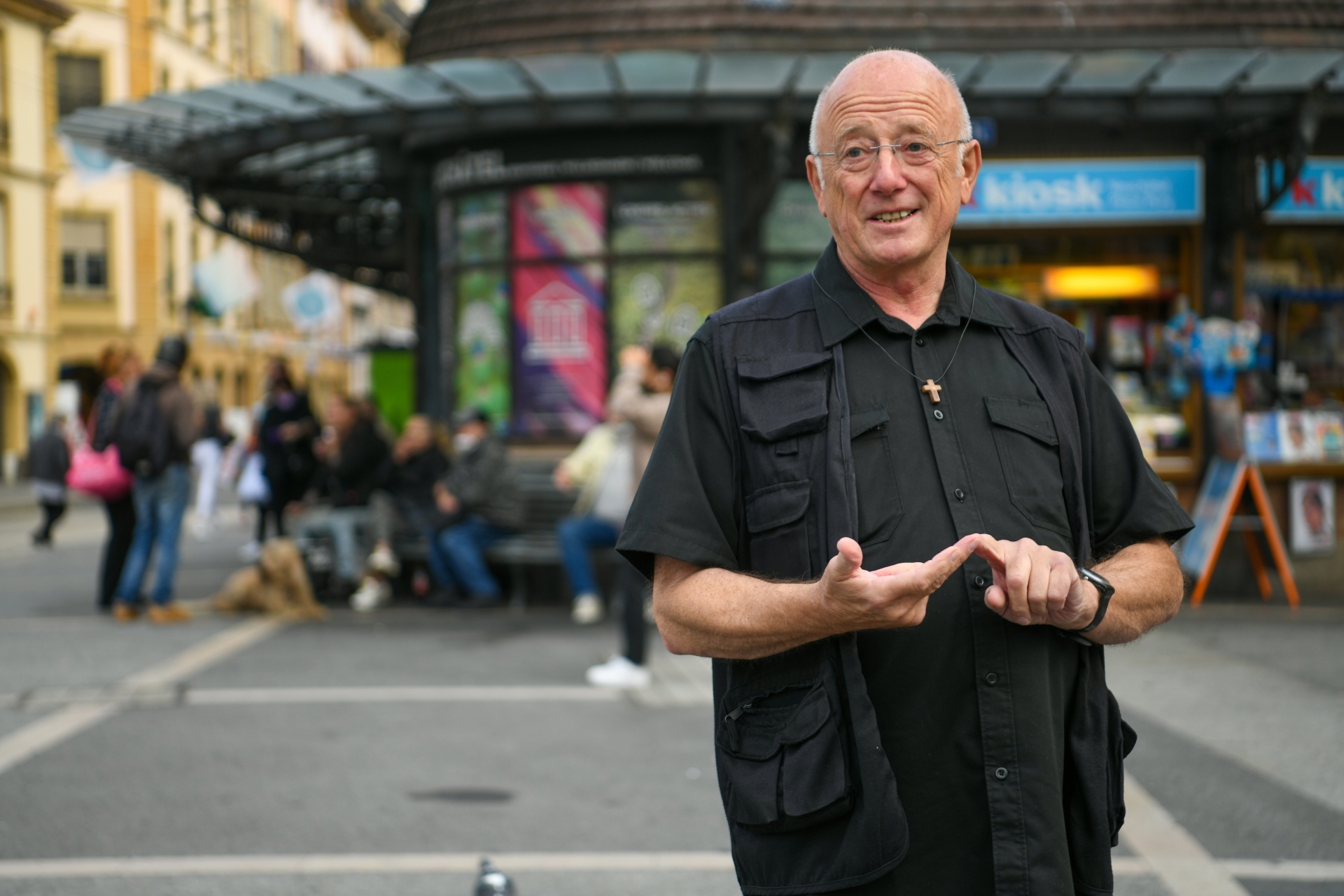 Bernard le pélerin dans son «bureau» de la place Pury, avec le monde de la rue.