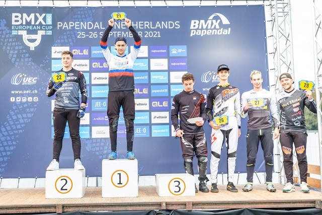 Kilian Burkhardt (à gauche) sur le podium du classement général de la Coupe d'Europe.