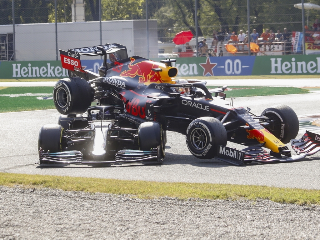 L'image de la course: Verstappen et Hamilton s'accrochent.