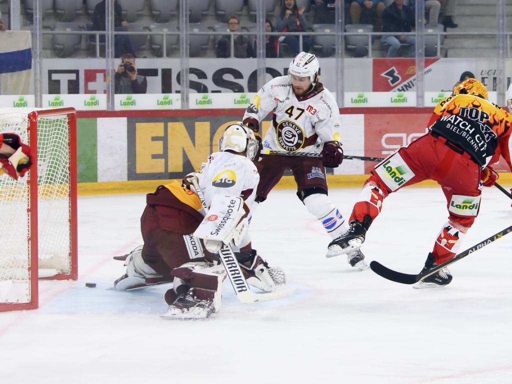 Damien Brunner a tendu le bras et parvient à glisser le puck sous le portier genevois Stéphane Charlin. C'est 1-0 pour Bienne.