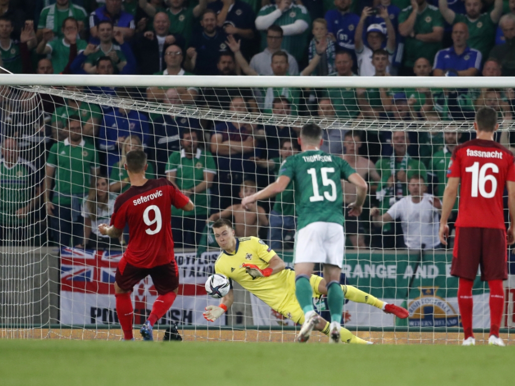 Haris Seferovic manque son penalty. La Suisse a été tenue en échec 0-0 par l'Irlande du Nord lors des qualifications de la Coupe du monde 2022.