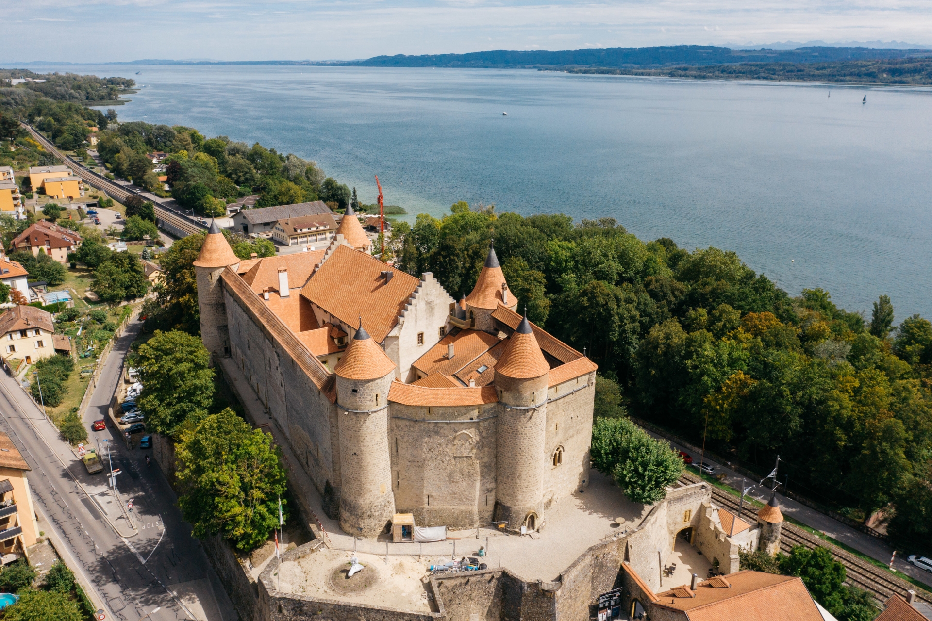 Situé au bord du lac de Neuchâtel, le château de Grandson s’est retrouvé au cœur des guerres de Bourgogne.