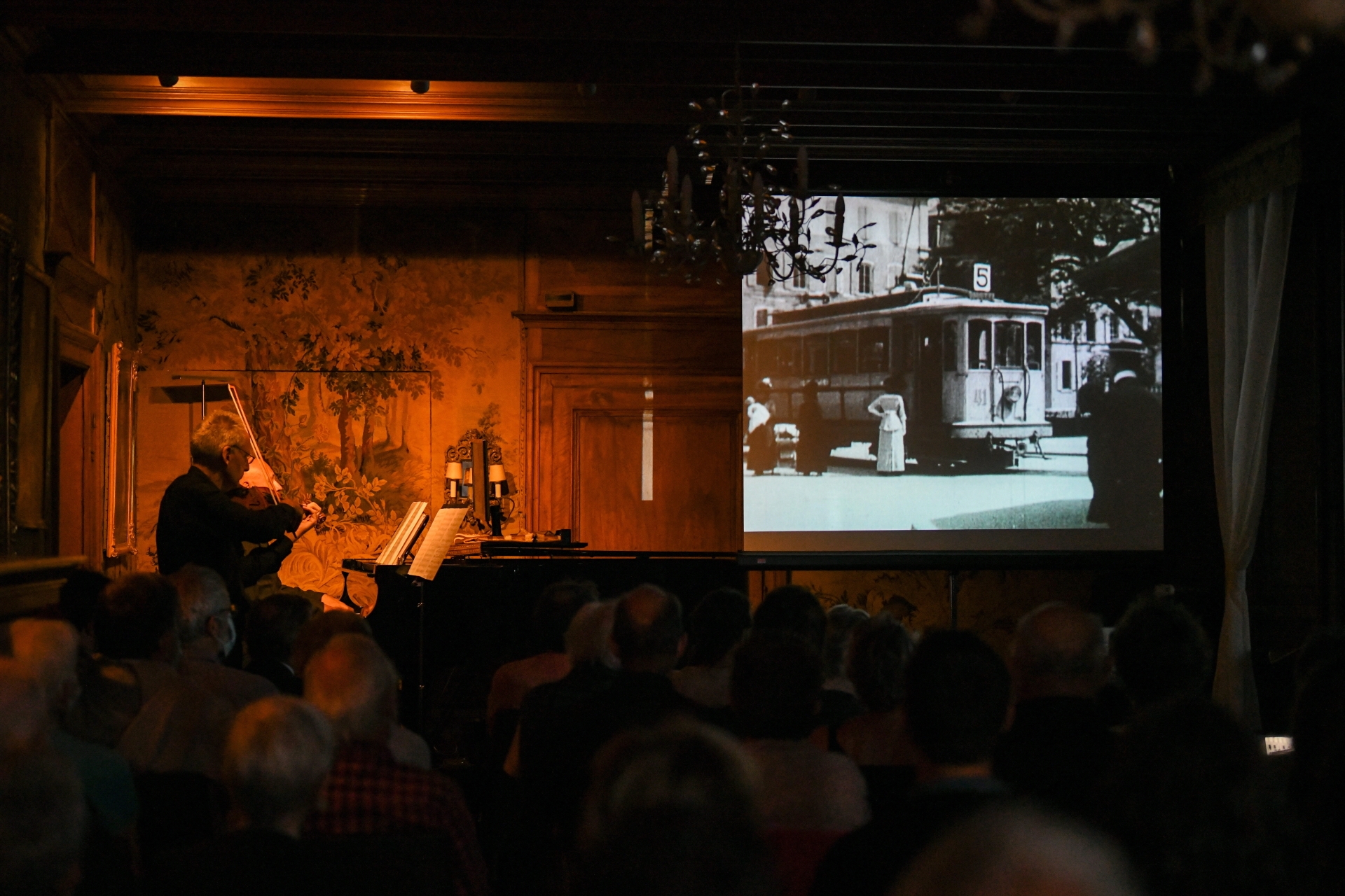 Les courts-métrages d’archives sont accompagnés d’une mélodie du compositeur et pianiste neuchâtelois Bertrand Roulet, et du violoniste Jean Sidler.
