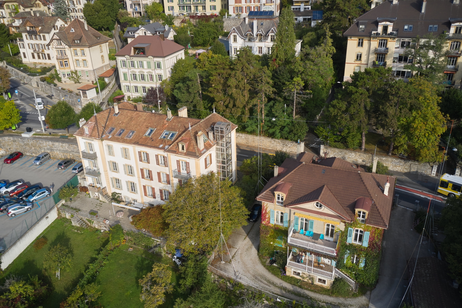 Au premier plan à droite, la maison appelée à être démolie. Sur la gauche, l'EMS Les Myosotis, qui prévoit de construire un nouveau bâtiment sur le parking de la Chaumière, que l'on devine tout à gauche.