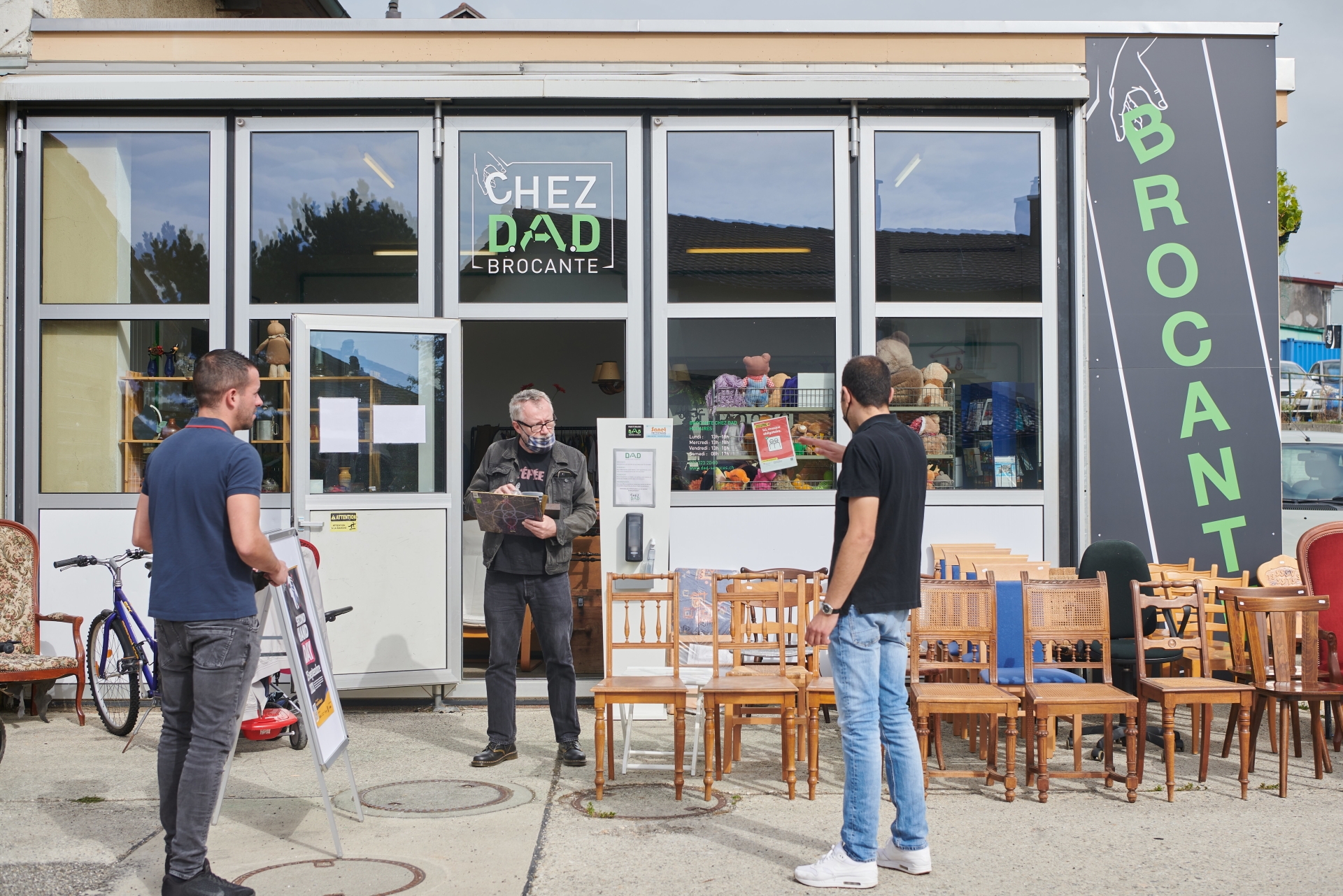 La devanture de la brocante Chez DAD, située au centre du village de Boudevilliers.