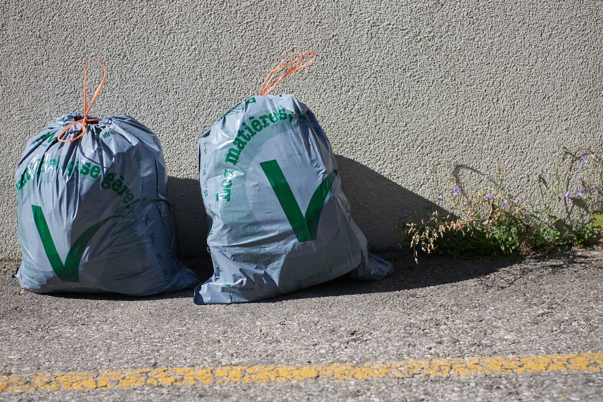 A Peseux et Valangin, le ramassage des sacs-poubelles se fait au porte à porte avec des camions.