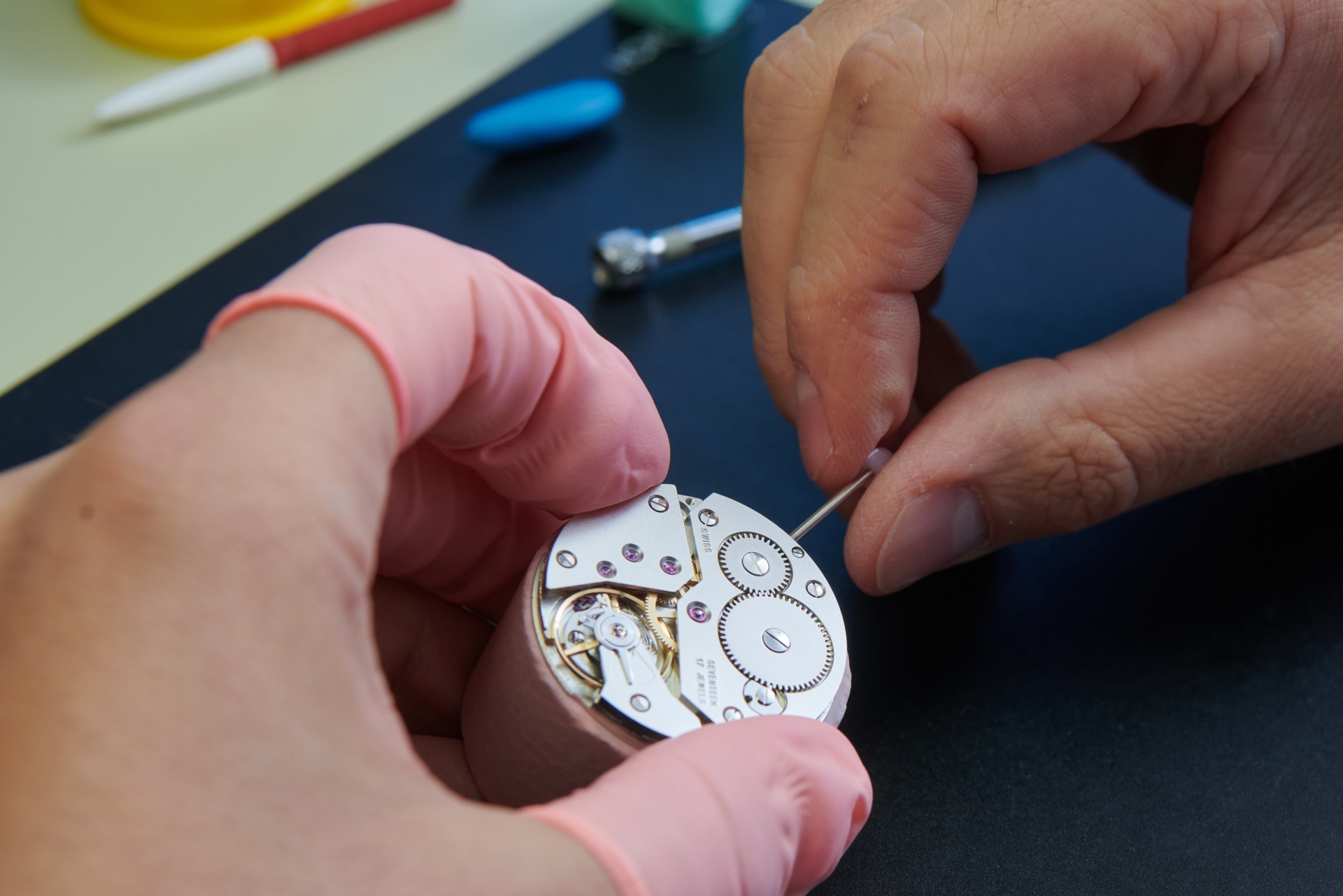 Les horlogers suisses  ont exporté un peu moins de montres qu'espéré le mois dernier (ici les ateliers d'Aerowatch, à Saignelégier. Image d'illustration).