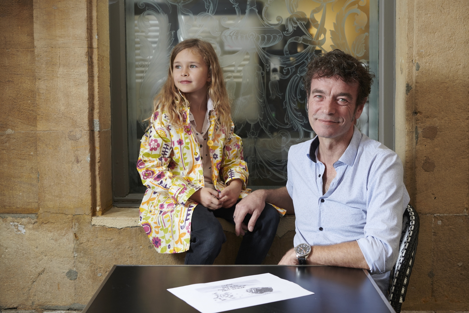 Vincent L'Epée avec sa fille Ondine et le dessin consacré à Rémy Julienne et envoyé à Belmondo.