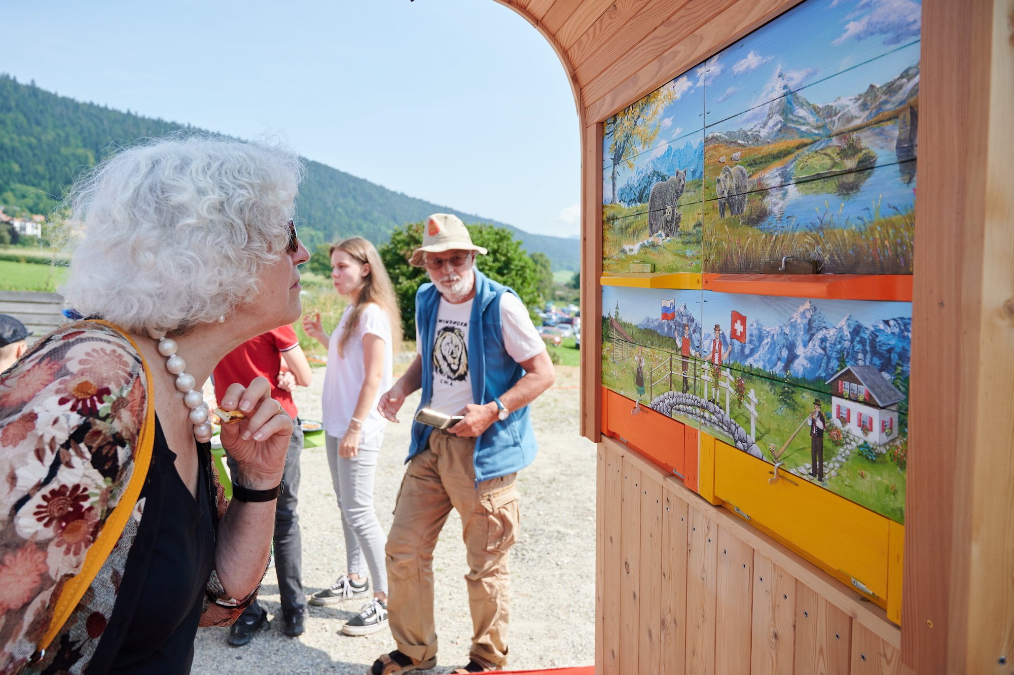 Cette double ruche ornée de peintures traditionnelles slovènes illustre l’amitié entre la Slovénie et la Suisse.