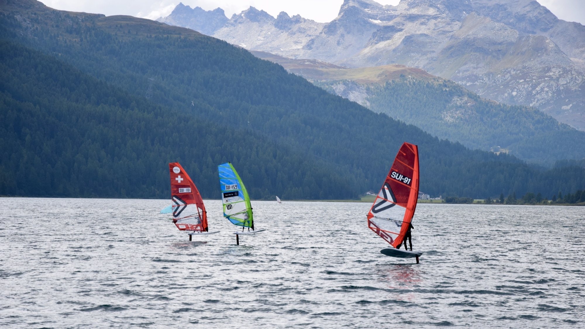 Les championnats de Suisse de planche à voile foil se sont déroulés sur le lac de Silvaplana dans les Grisons.