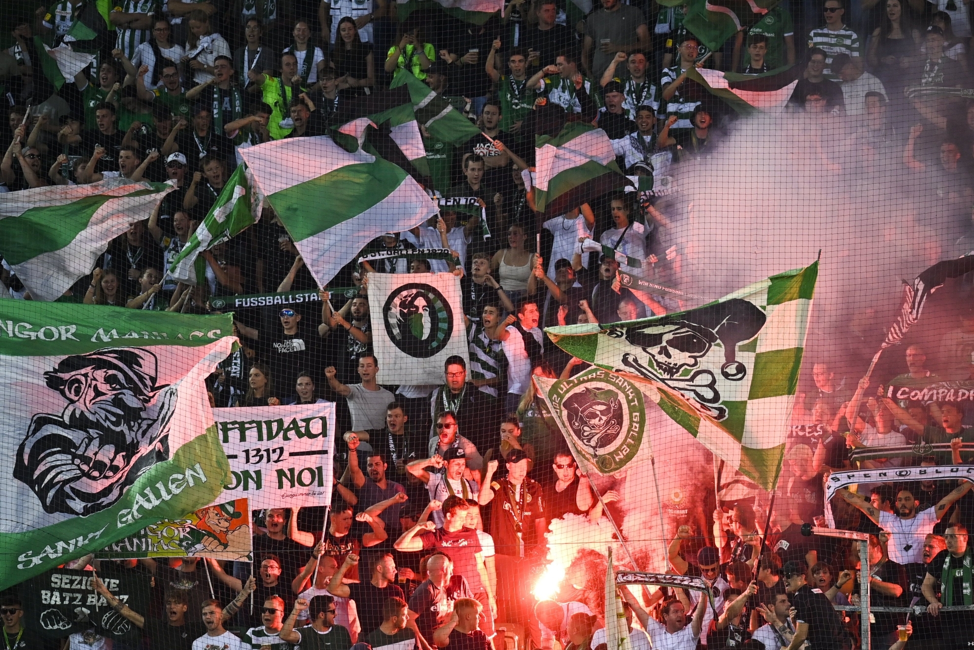 Les fans du FC Saint-Gall dans l'Espenblock durant le mach entre leur équipe et le FC Sion samedi au Kybunpark. 