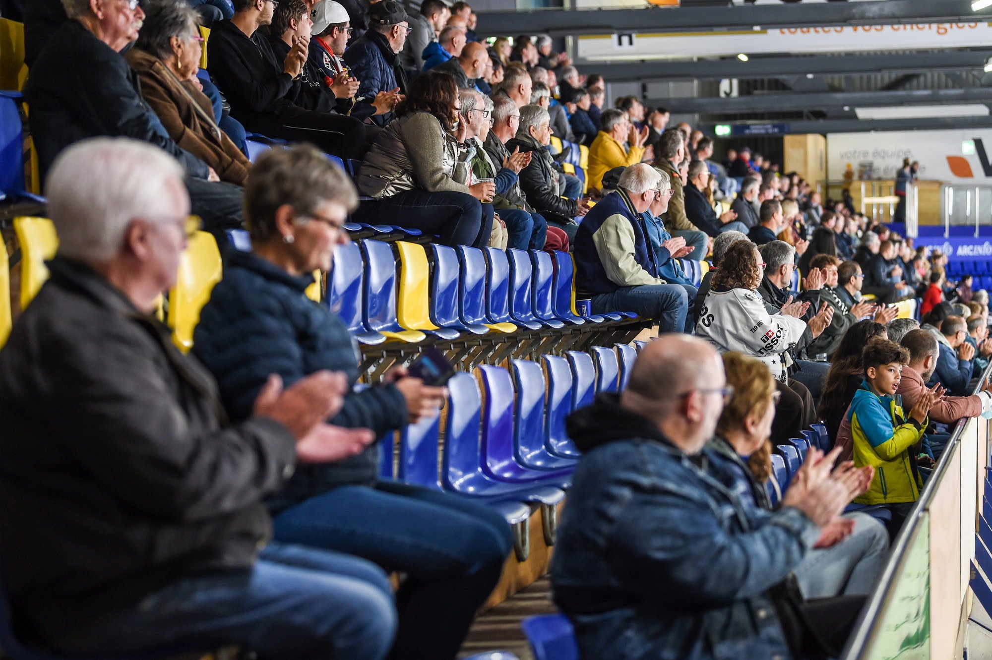 Il y a moins de spectateurs que prévu aux Mélèzes, comme dans les autres patinoires de ligue nationale.