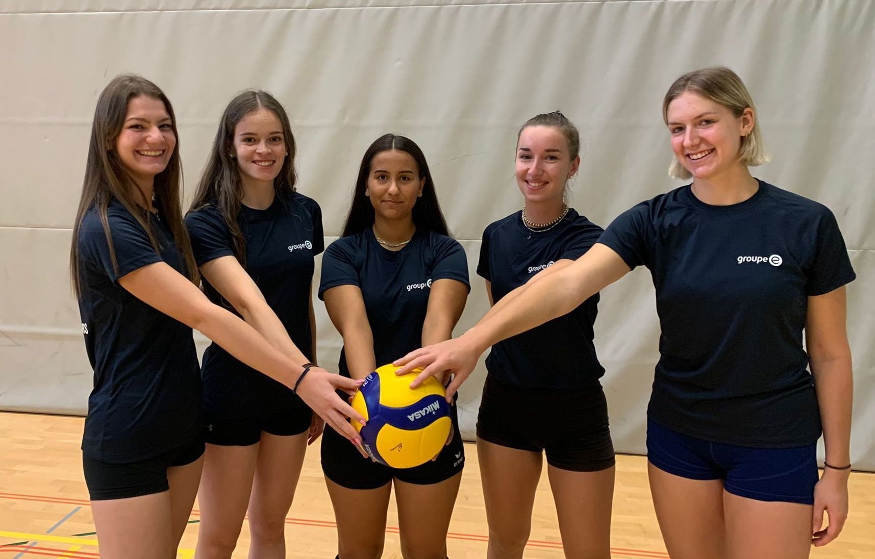 Cinq étudiantes qui désirent aussi pratiquer le volley au plus haut niveau avec Valtra.
