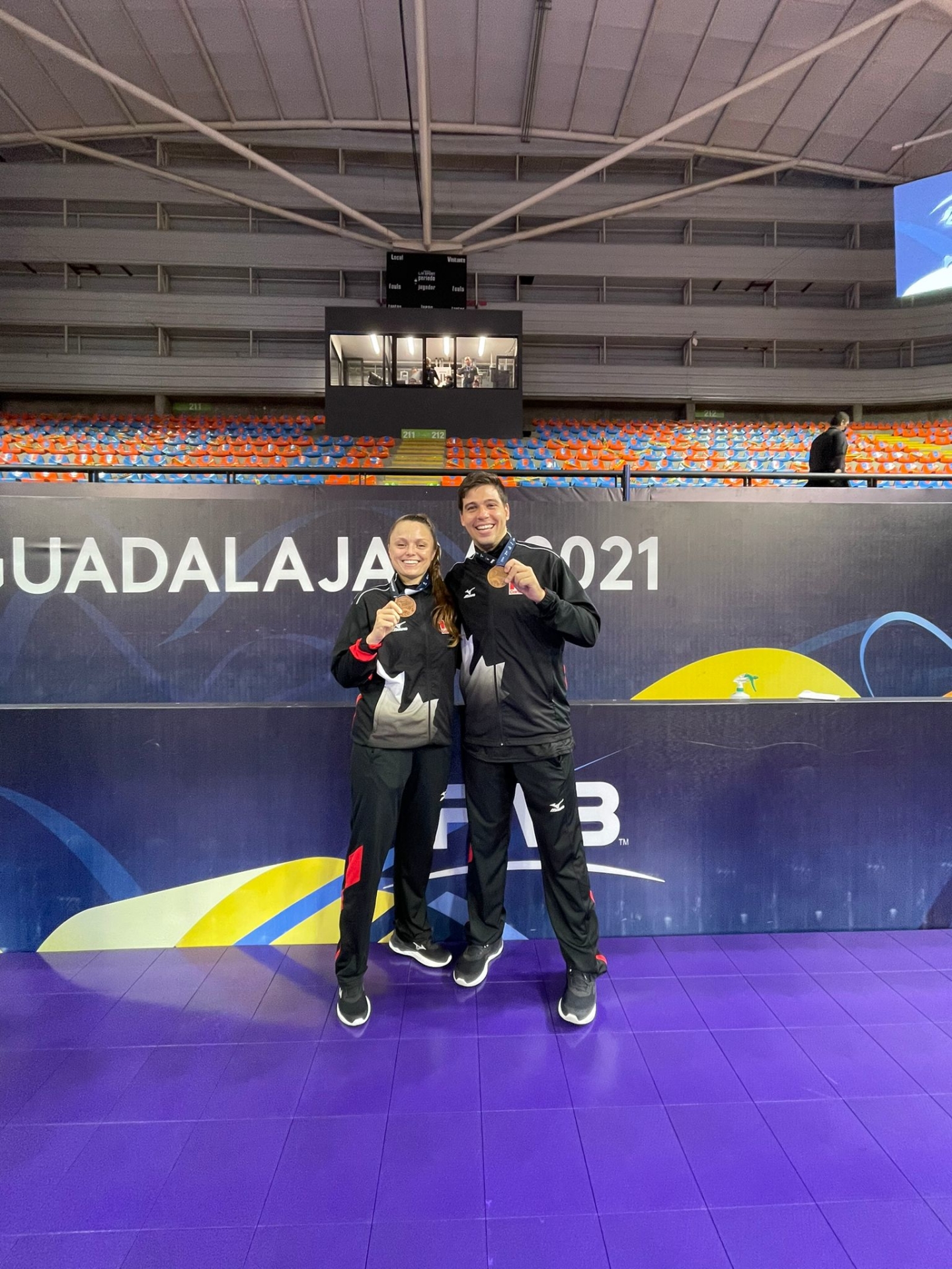 Lauren Bertolacci (à gauche) et Pablo Sanchez exhibent fièrement leur médaille de bronze.