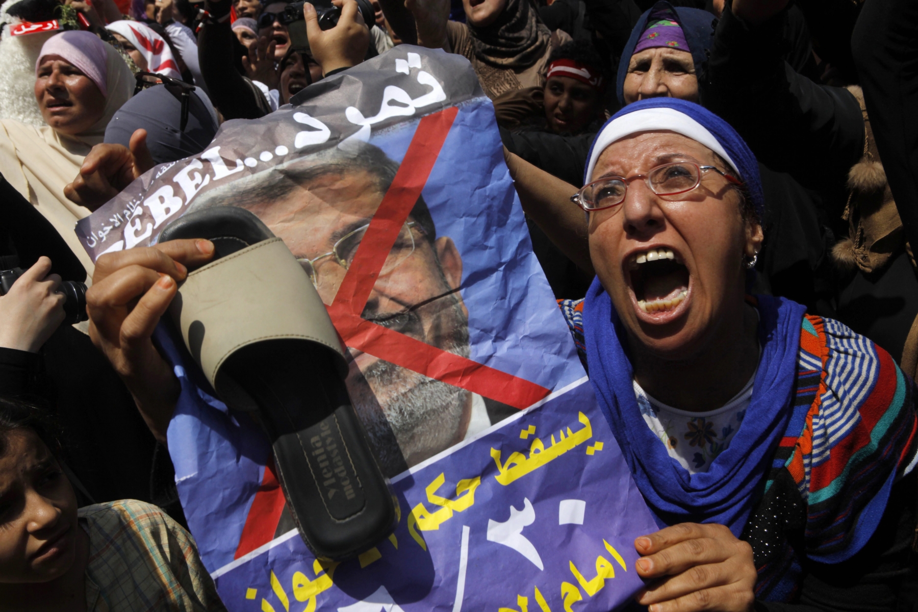 Les manifestants antigouvernementaux ont attaqué le QG des Frères Musulmans au Caire. 