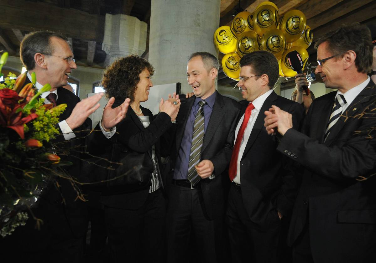 Philippe Perrenoud Regierungsraete(SP), Barbara Egger(SP),Bernhard poudre(GP), Andreas Rickenbacher(SP), et Hans-Juerg Kaeser (FDP),à gauche,le 28 mars 2010 à Berne.